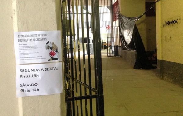 Entrada para o local, com trecho em obras, sem nenhuma movimentao