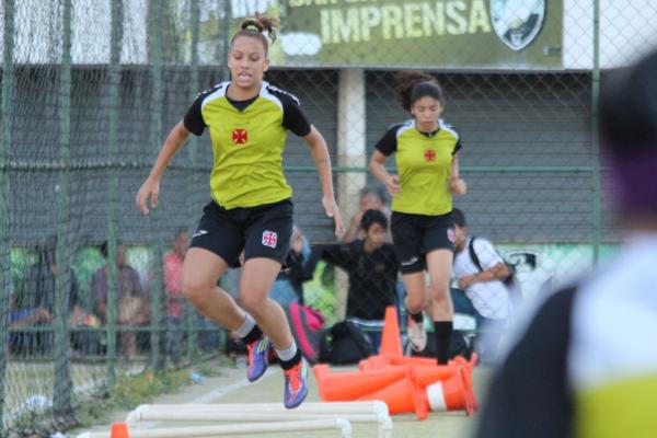 Angelina, Juliana, Jully, Thayane e Estefani reforaro o Sub-17 no Estadual