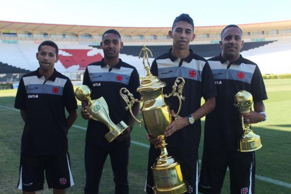 Atletas vascanos posam para foto em So Janurio