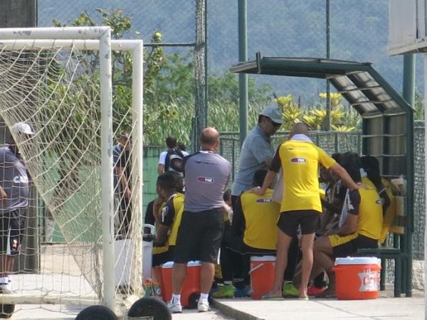 Joel Santana conversa com o elenco do Vasco antes do treinamento desta quinta-feira no CFZ