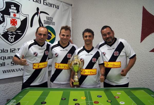 Marcelo, Igor, Rodolfo, Renato e a taa: eles so campees mundiais pelo Vasco