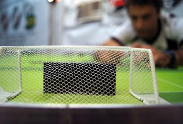 Rodolfo centrado no chute: jogo de cintura para lidar com a namorada