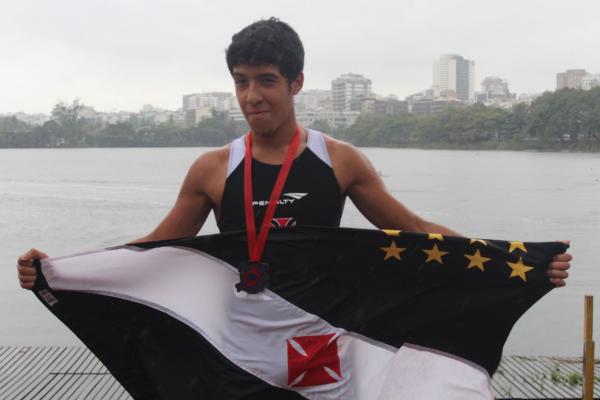 Hugo Oliveira festeja conquista da medalha no Single Skiff Junior B