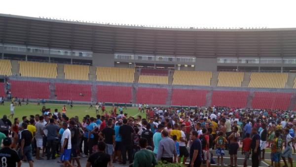 No fim do treino, torcida invadiu o campo do Castelo