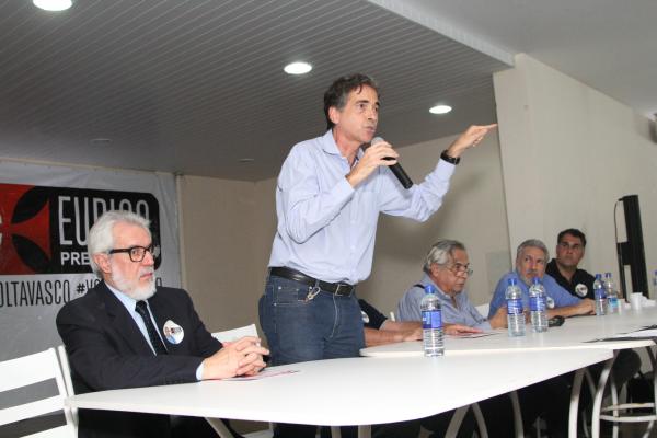 Godi,  esquerda na foto, v administrao catica no Vasco