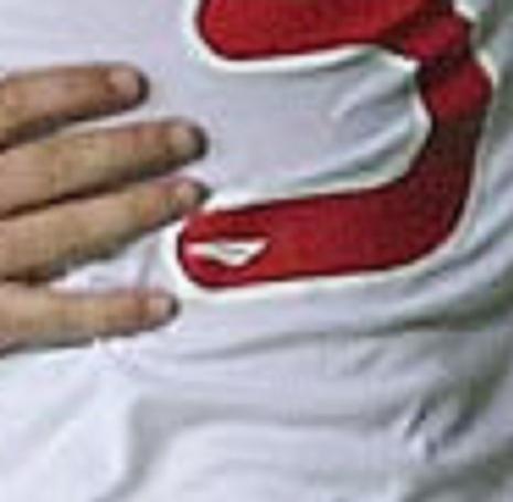 Ampliao das costas da camisa, com marca da Penalty no nmero