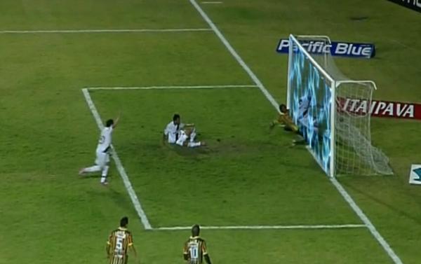 Tira-teima mostra que a bola estava dentro do gol quando zagueiro afastou