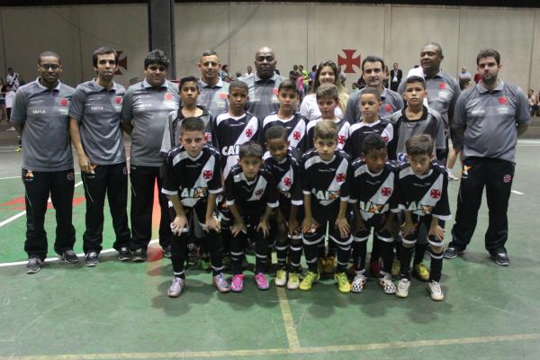 Elenco sub-11 do Vasco posou para foto