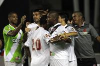 Jogadores comemoram gol de Dakson