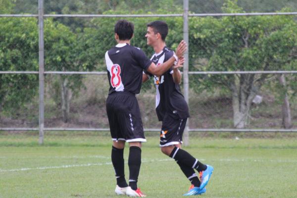 Ao lado de Calebe, Lucas festeja seu segundo gol