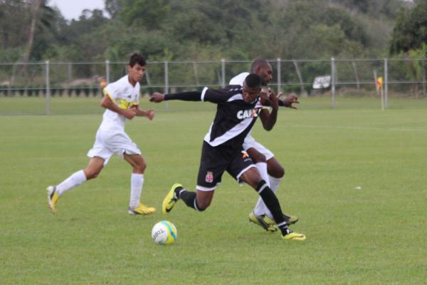 Atacante Wendell disputa a bola com defensores do Sampaio