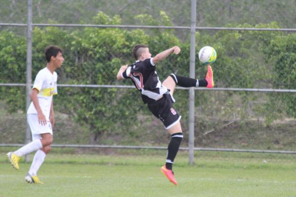 Renato Kayzer se esfor�a para dominar a bola