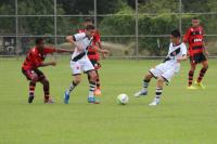 Vitor Hugo e Lo disputam bola no campo de ataque