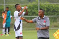 Srgio de Oliveira orienta equipe durante clssico