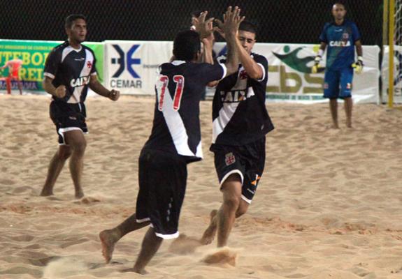 Jogadores do Vasco comemoram com gol marcado na estreia.
