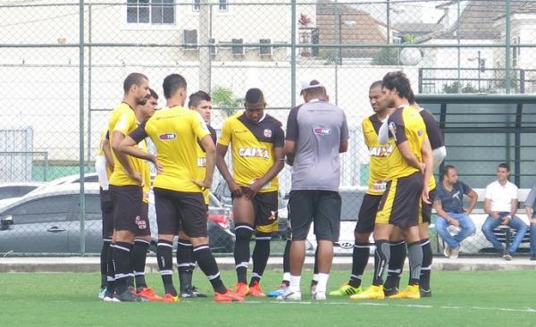 Marcelo Salles conversa com os titulares antes do coletivo da manh desta quarta-feira, no CFZ