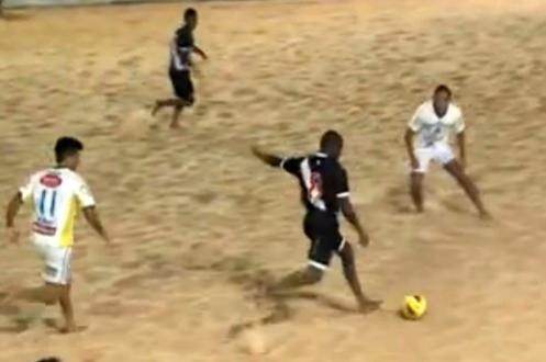 Jordan chuta para fazer o 1 gol do Vasco