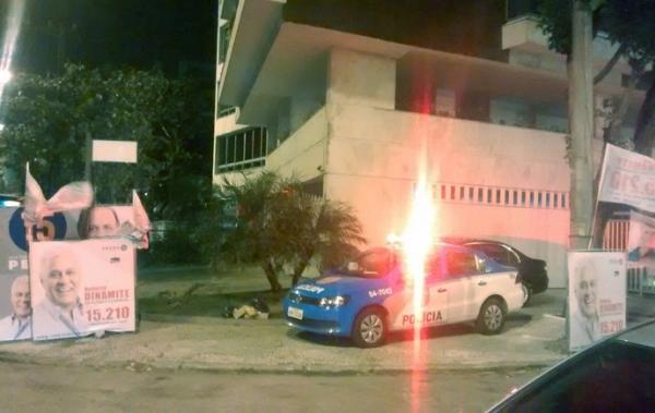 Material de propaganda de Dinamite na rua em frente  sede nutica do Vasco na Lagoa