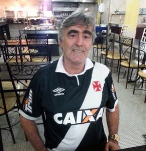 No restaurante do clube, torcedor mostra a camisa nova do Vasco