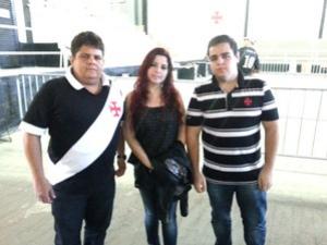 Claudinei e os filhos vieram de Petrpolis para o jogo e se recadastraram