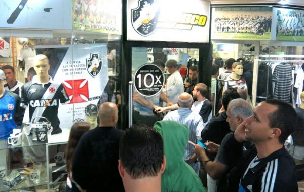 Torcedores fizeram fila na porta da Vasco Boutique antes da partida contra o Bragantino