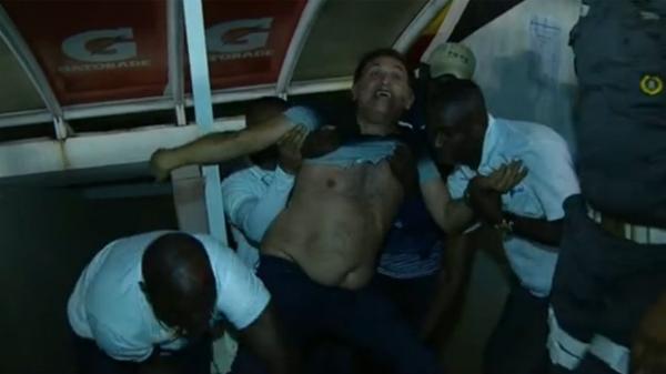 Presidente do Bragantino, Marquinhos Chedid,  retirado  fora de So Janurio