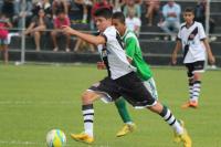 Carlos Czar disputa bola com atleta adversrio