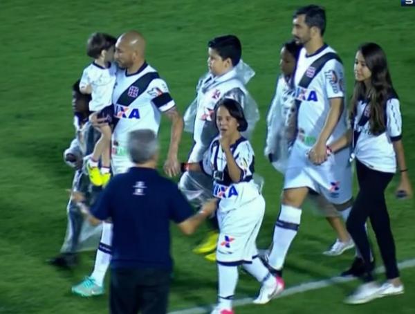 Torcedora entra em campo com jogadores e depois acompanha a partida