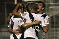Jogadores comemoram gol de Douglas