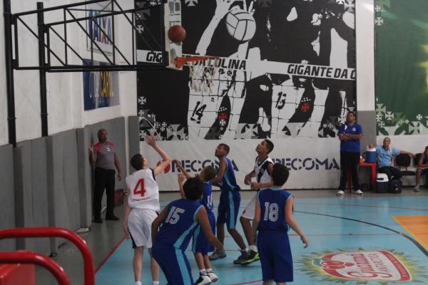 Caio (nmero 4) foi o cestinha vascano na partida