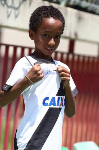 Bernardo exibe autgrafo, orgulhoso