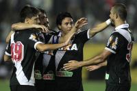 Jogadores comemoram gol de Douglas