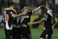 Jogadores comemoram gol de Douglas