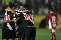 Jogadores comemoram gol de Douglas