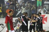 Jogadores comemoram gol de Edmilson