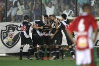 Jogadores comemoram gol de Edmilson