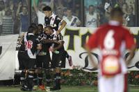 Jogadores comemoram gol de Edmilson