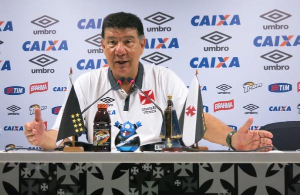 Joel Santana de bom humor: nove jogos de invencibilidade e liderana provisria da Srie B