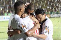 Jogadores comemoram gol de Douglas