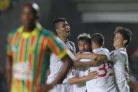 Jogadores comemoram gol de Douglas