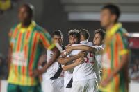 Jogadores comemoram gol de Douglas