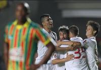 Jogadores comemoram gol de Douglas