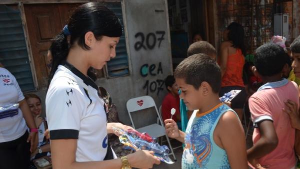 Cerca de 40 crianas, entre meninos e meninas, foram presenteadas neste sbado (11)