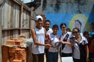 Miquias dos Santos, de 11 anos, diz que com a nova bola, ele ir jogar futebol todo o dia