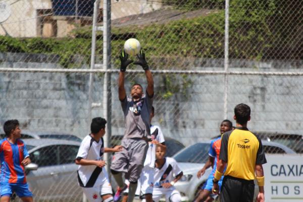Alexander vai no alto para fazer um boa interveno