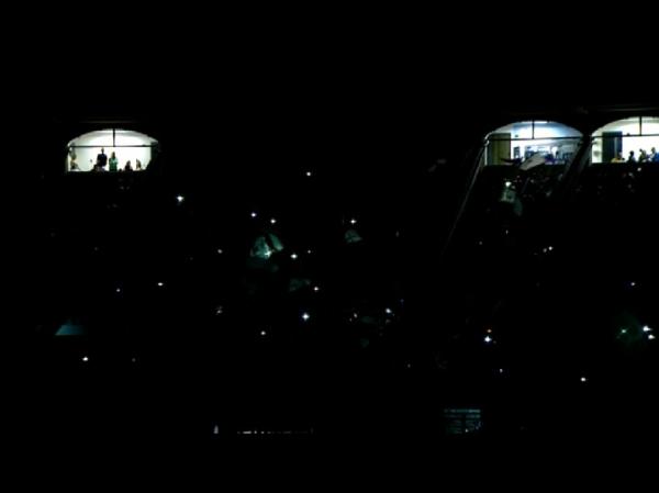 Torcida comemorando a vitria no Vasco no escuro