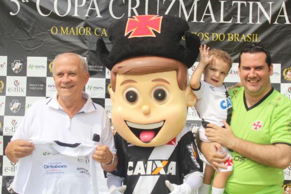 Apoiador do torneio, José Virgílio posa ao lado do mascote