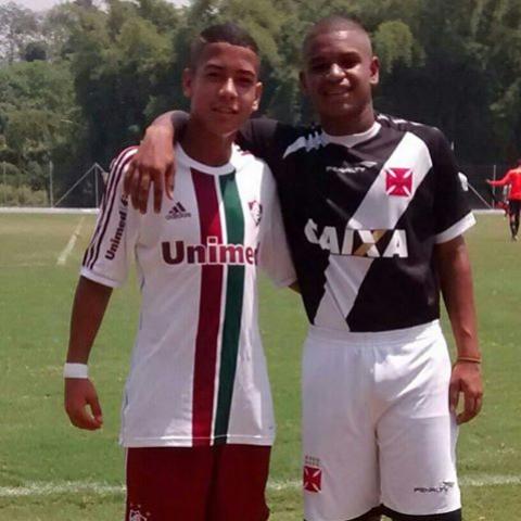 Meio-campo Guilherme marcou o nico gol do Vasco no clssico