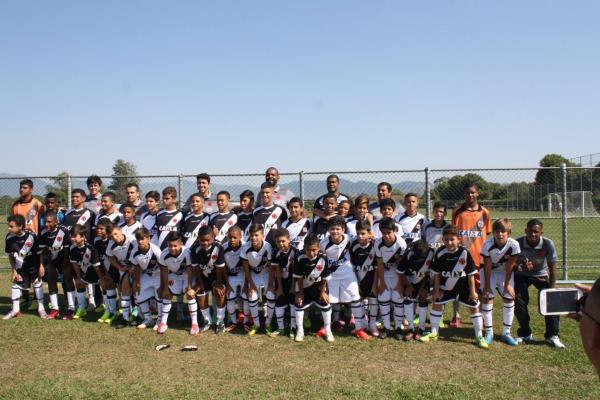 Vasco A e Vasco B posam para foto aps o jogo