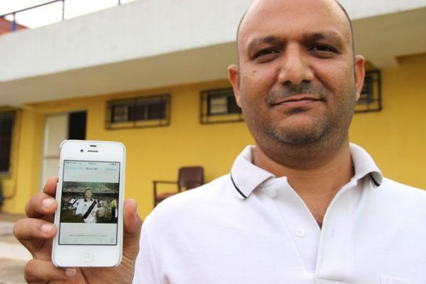 Stanley Pereira exibe com orgulho a foto de Zico vestido com a camisa do Vasco no Maracan